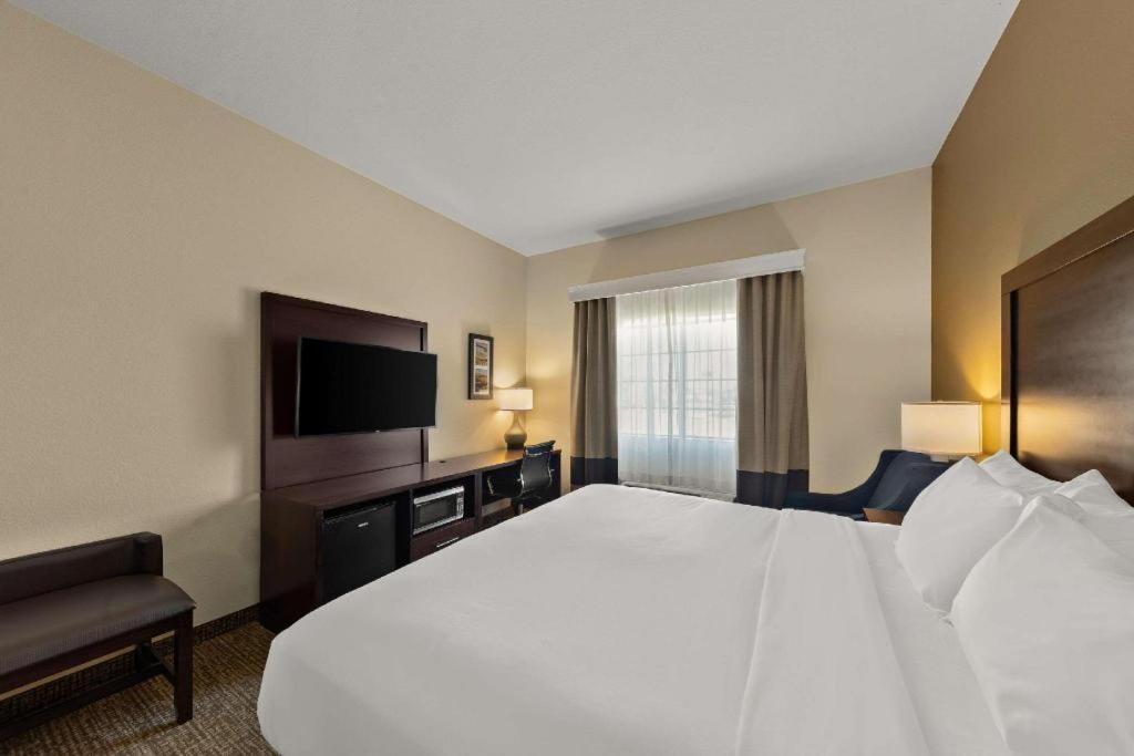 Comfort Inn & Suites Atoka Bagian luar foto